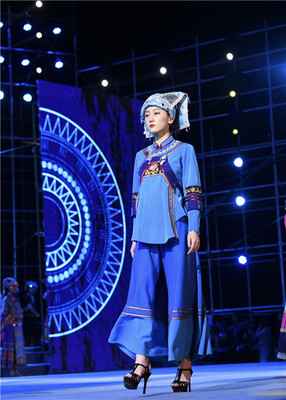 布依霓裳惊艳世界舞台，贵州望谟服饰演绎“民族的即是世界的”